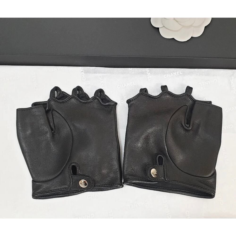 NWOB CHANEL Lambskin Black CC Logo Bow Fingerless Gloves Mittens -7.5 - Picture 3 of 6